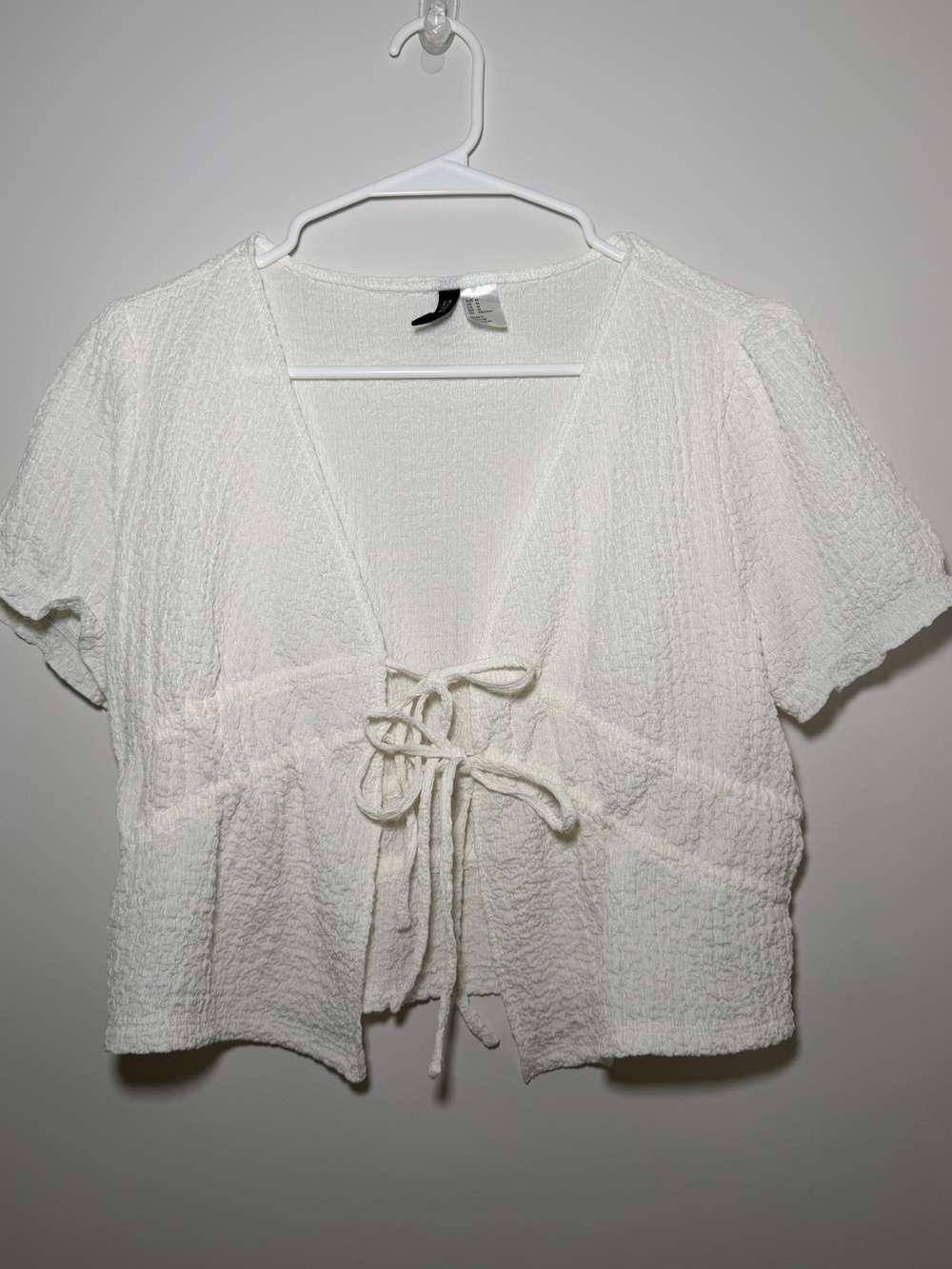 Divided H&M Crinkled Tie-Front Top Women’s Size Medium - Picture 2 of 5